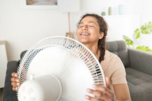 Uso de ventiladores para proteger a casa do calor excessivo